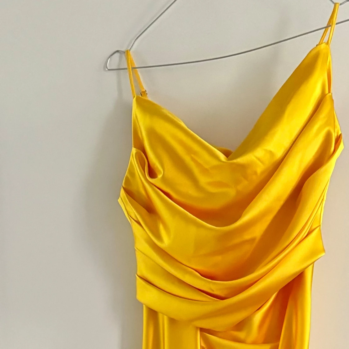 Gul långklänning med drapering