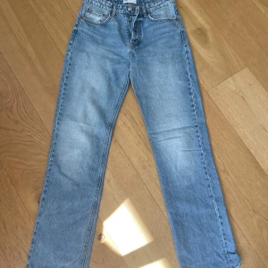 Jeans Zara - Raka jeans från Zara storlek 36, mellanhög midja 