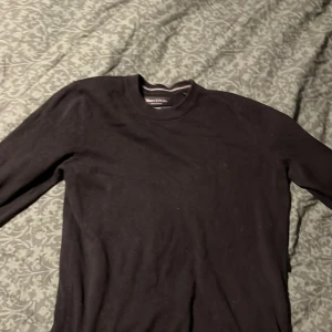 Svart marc o’polo tröja i storlek S - Svart långärmad tröja från Marc O'Polo i en mjuk blandning av bomull och kashmir. Enkel och stilren design med rund hals och normal passform, perfekt för dig som gillar klassiska och bekväma plagg. Snygg att matcha med jeans eller chinos.