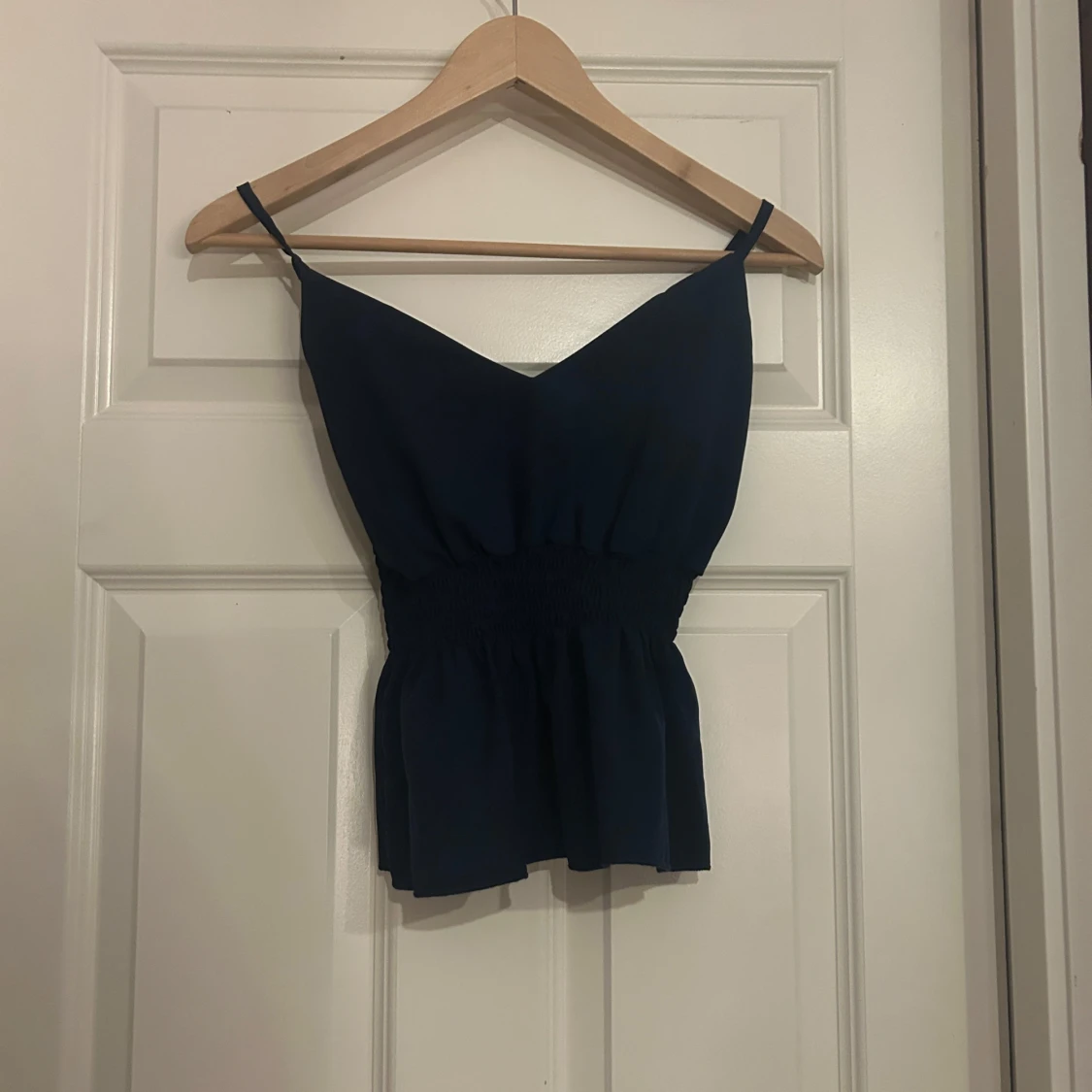 Mörkblå linnetopp med smock - 1