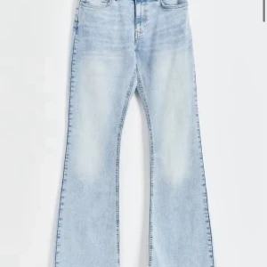 Ljusblå bootcut jeans - Ett par Såå snygga lowaist bootcut jeans från Gina tricot! Går ej att köpa längre så säljer lite dyrare än vad jag köpte dom för
