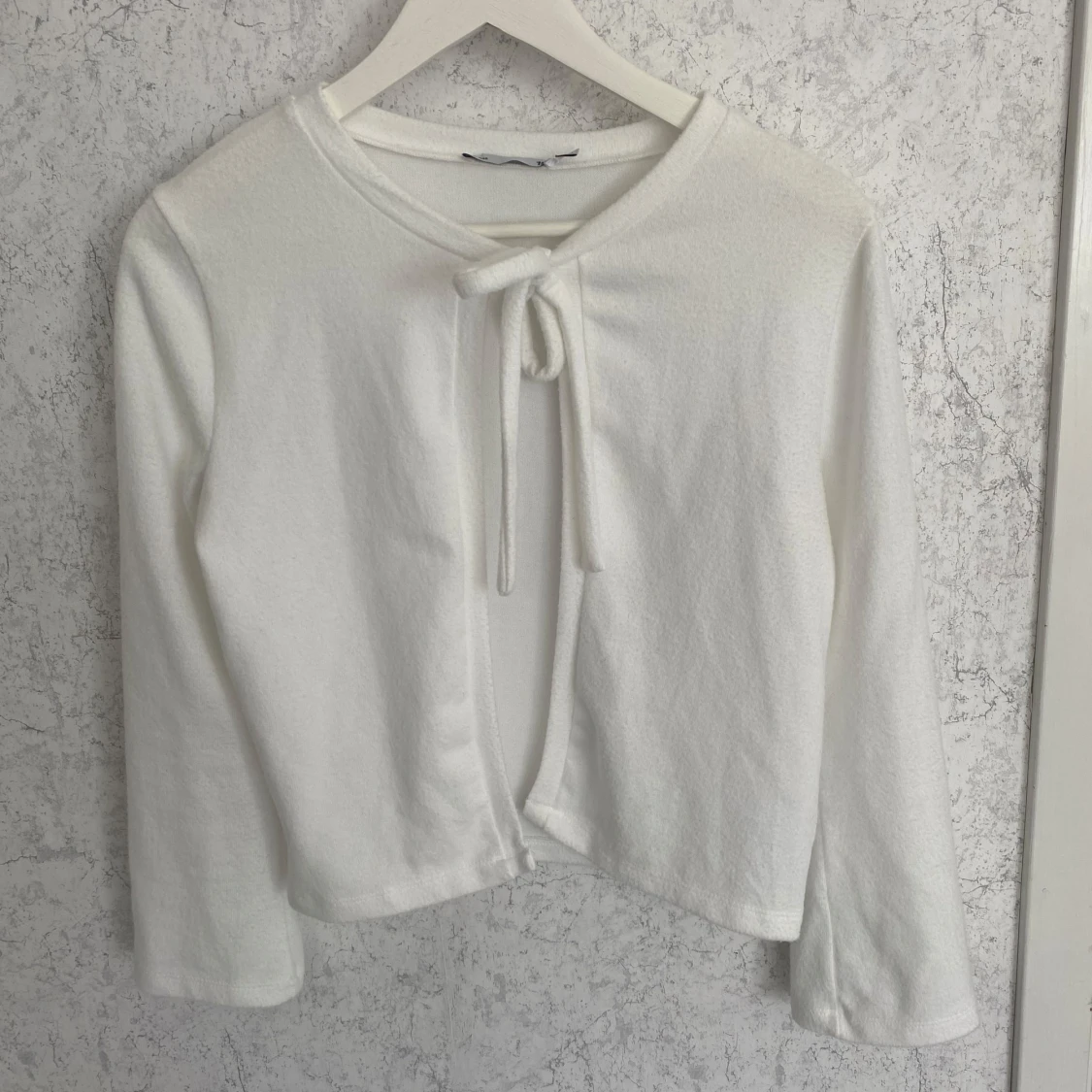 Vit kofta med knyt från 157 - 1