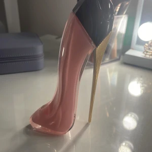 Carolina Herrera blush - Säljer en Carolina Herrera Good Girl Blush Eau de Parfum i en ikonisk skoformad flaska. Flaskan är ljusrosa med gulddetaljer och svart topp, tillverkad i glas och plast. Perfekt för dig som gillar lyxiga och unika parfymer med feminin touch. den är knappt använd💕 köptes för 1100kr