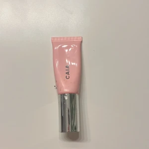 CAIA flytande rouge i rosa tub - Säljer en flytande rouge från CAIA i en snygg ljusrosa tub med silvrig kork. Perfekt för att ge kinderna en fräsch och naturlig färg. Tuben är smidig att ta med i väskan och har en modern design som passar på sminkbordet. Den är coral färgad och är bara testad det ser ut som att det inte är mycket kvar i den men det är det!❤️ Skriv om du är intresserad och priset går alltid att diskuteras😘 original pris: 295 säljer för 90 kr!😘