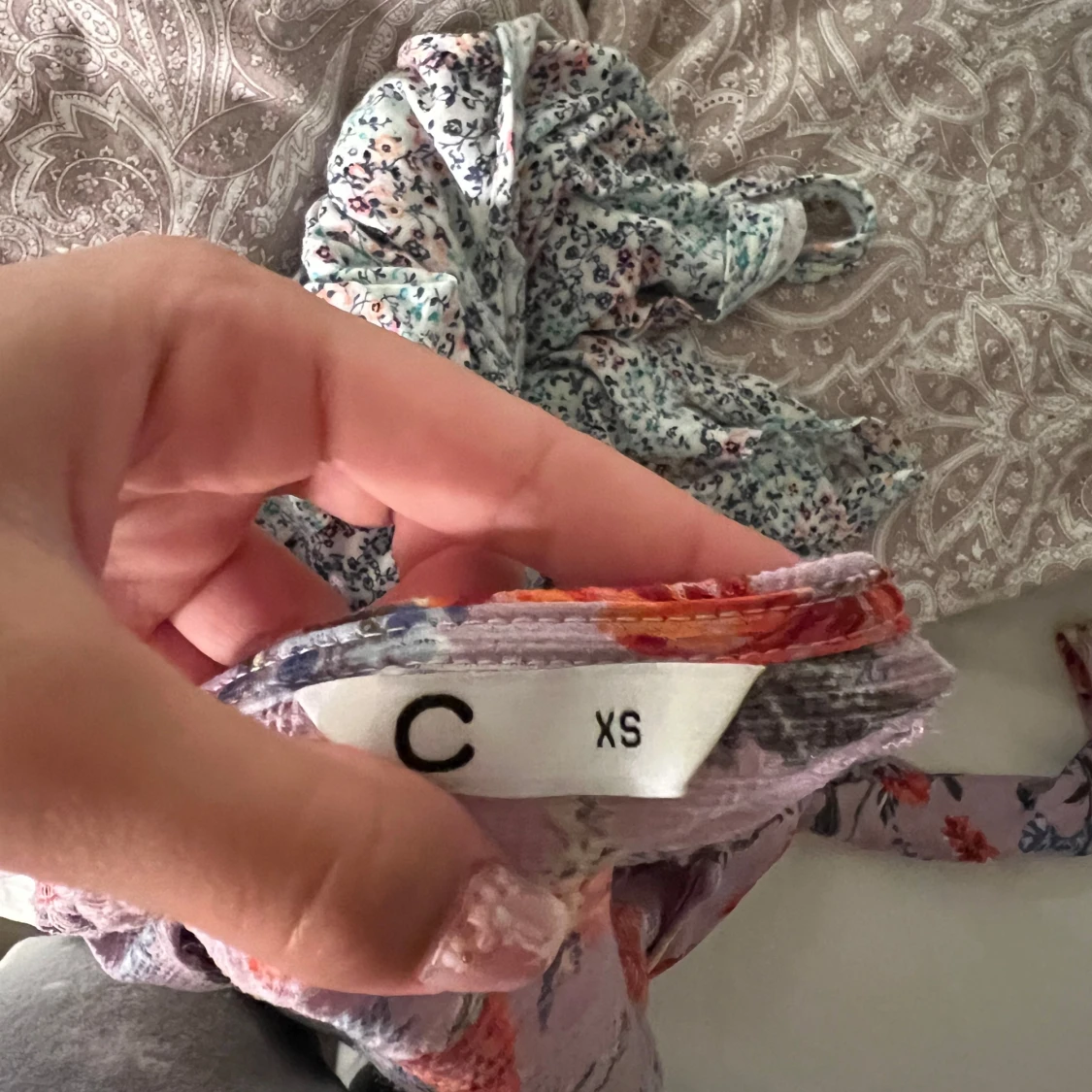 Ljuslila blommig blus med volang - 3