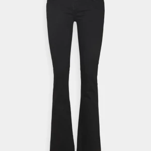 Bootcut lågmidjade från LTB - Säljer ett par svarta bootcut jeans från LTB med lågmidja. Storlek 27/32. Köpte för 629 och nästan aldrig använt.