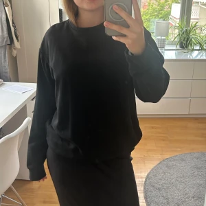 Sweatshirt  - Säljer en snygg kristen sweatshirt med texten 'KING OF MY HEART' i vitt på ryggen och '🙏🏼DELUXE ' på armen. Säljer eftersom den knappt används längre. Den är i bra och använt skick! Storlek: S, men passar mig som bär M också. Skriv om du har frågor eller undrar något!💖