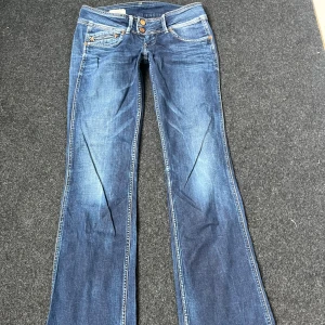 Lowrise Flare Jeans - Supersnygga lågmidjade flare jeans i bra skick! Knappen inuti är lite lös men den har två andra knappar som funkar felfritt!💖 De är även lite slitna nedtill vid benöppningarna😇 Mått finns på bilderna!💖Innerben är ca 83,5cm!