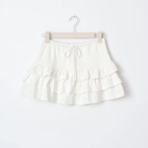 Vit volangkjol med snörning - Supergullig kort kjol från gina! Har aldrig använt bara testat