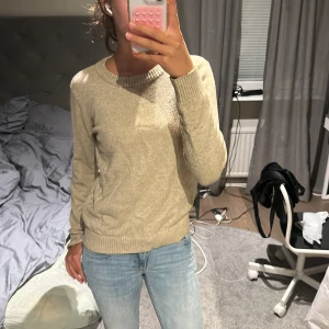 Beige stickad tröja  - Säljer en enkel och snygg beige stickad tröja från vila, skriv privat för mer bilder💕.