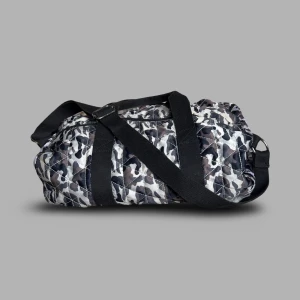 Quiltad camo träningsväska med axelrem - Säljer en quiltad träningsväska med camouflagemönster i svart, beige och brunt. Väskan har både handtag och justerbar axelrem i svart tyg samt dragkedja upptill. Perfekt storlek för gymmet eller sportaktiviteter.