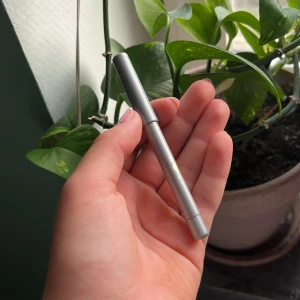 Silvergrå eyeliner från Depend - Snygg eyelinerpenna från Depend i en cool silvergrå nyans. Pennan har en matt grå hylsa med gulddetaljer och är lätt att använda för att skapa skarpa linjer eller en mer suddad look. Perfekt för att ge ögonen extra glans och definition.