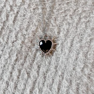 Black Spiky Heart Necklace - 50 cm lång stainless steel kedja. Hängsmyckets diameter är 1.8 cm