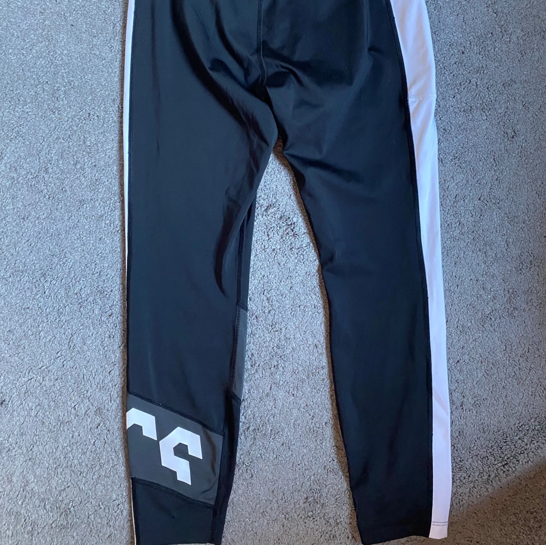 Svarta leggings från Asics med vita ränder - 2