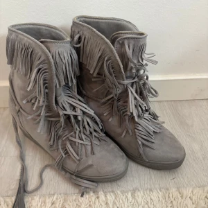 Skor - Säljer dessa jätte söta klackarna i str 39💕