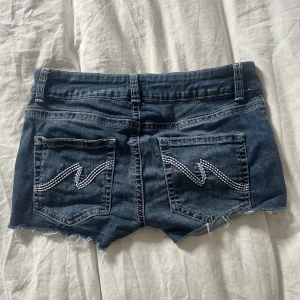 Blå jeansshorts från Nelly  - Snygga blå jeansshorts från Nelly använda få gånger i storlek 38 men passar 39 skriv om ni har några frågor 🤍