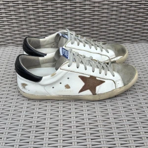 Golden Goose sneakers - Vita Golden Goose || Storlek 43 || skorna är i okej skick (se bilder) || mitt pris 1999kr || tveka inte på att höra av dig vid frågor eller funderingar 