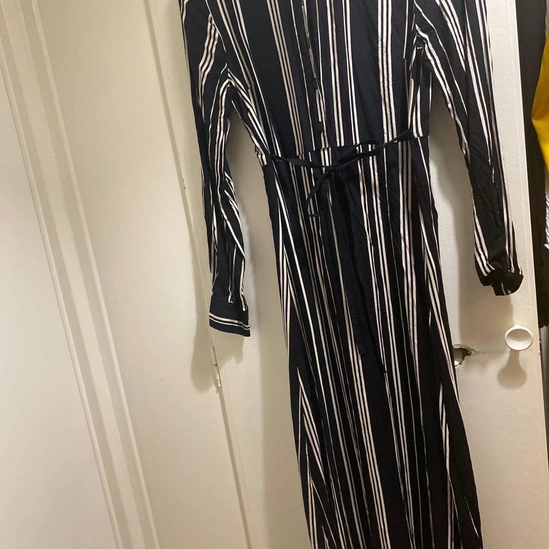 Svartvit långrandig klänning med knyt - 3