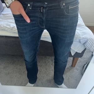 Replay Grover jeans mörkblå  - Säljer ett par Replay Grover jeans i mörkblå tvätt med snygga slitningar och kontrastsömmar. Jeansen har använt en del pga av bra kvalité o väldigt snygga. Storlek 32/34(sitter som de). Säljer för att de lite tajta i midjan. Kan gå ner i pris vid snabb affär😃Hör av dig vid frågor o funderingar😃