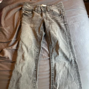 Grå jeans från Gina Tricot - Snygga grå lågmidjade jeans från Gina Tricot Young i strl 164. De är bootcut och mycket snygga