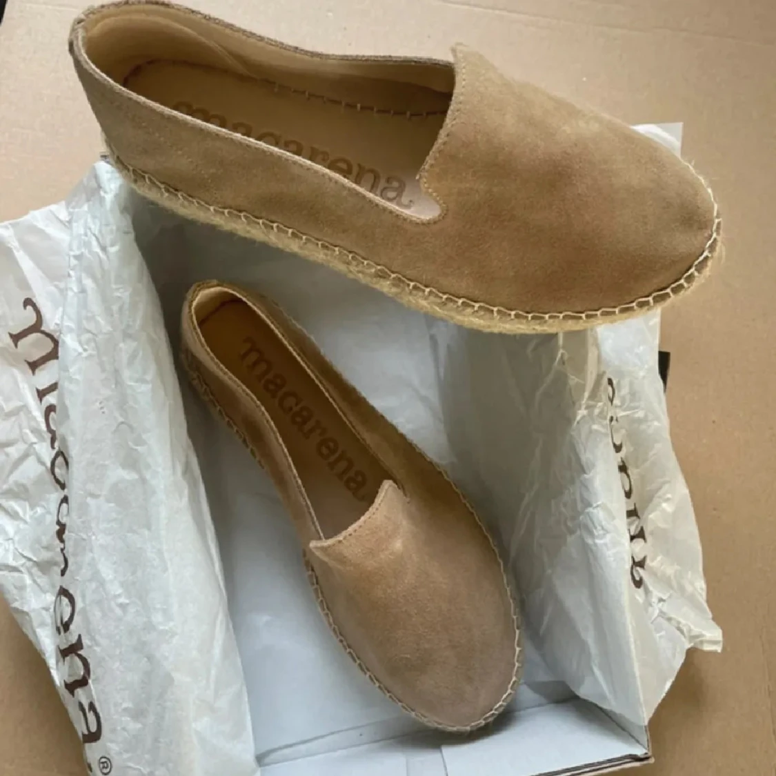 Beige mocka loafers från Macarena - 1