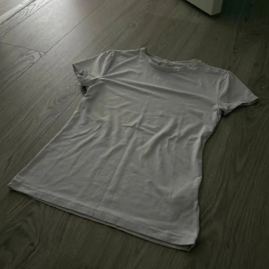 tajt vit basic t-shirt - enkel och stilren vit t-shirt från h&m med rund halsringning och korta ärmar. funkar perfekt till träning eller bara som vardagsplagg. hör av dig vid frågor!💕