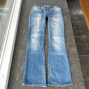 Lågmidjade jeans  - Väldigt snygga jeans som tyvärr inte passar mig och har därför ingen bild på! Midjemått tvärsöver: 36cm Midjehöjd: 18cm Inerbens längd:80cm. Jeansen är insydda i midjan 💕