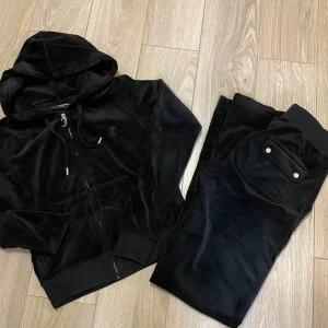 Juicy Couture set  - Strl xs, har tappat ena grejen vid snörerna, följer med en ny. Annars inga defekter 