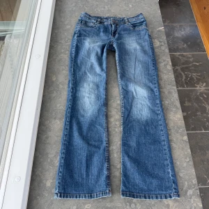 Lågmidjade jeans  - Så snygga jeans som tyvärr inte passar mig och har därför ingen bild på! Midjemått tvärsöver: 41cm Midjehöjd: 23cm Inerbens längd: 75cm💕