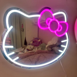 Hello Kitty spegel med LED-belysning - Superfin Hello Kitty spegel med LED-ljus i vitt och rosa. Spegeln har den klassiska Hello Kitty-formen med en stor rosa rosett och vita konturer. Perfekt som dekoration på vägg men kan även användas som en sminkspegel! Säljer pga att jag råka köpa 2st!!!💗💗💗Måtten på spegeln är 36cm på bredden och 30cm på höjden!