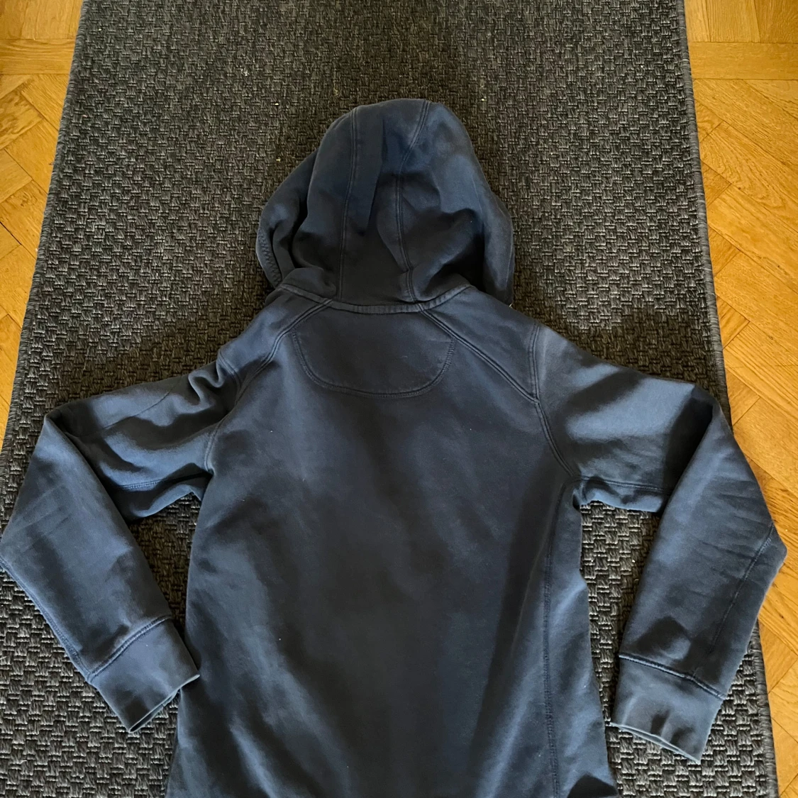 Marinblå hoodie från Pelle P - 1
