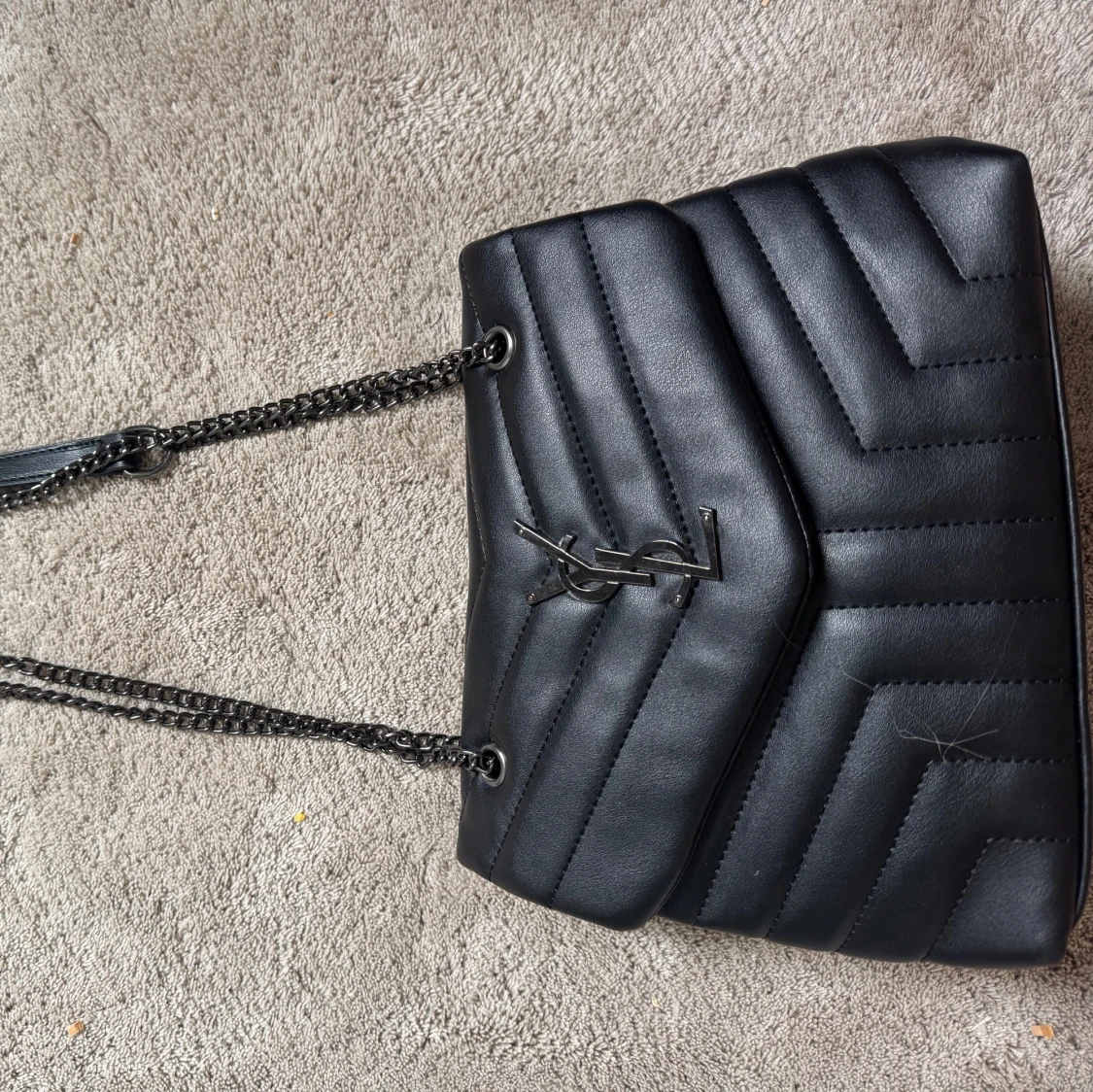 Svart quiltad axelväska 