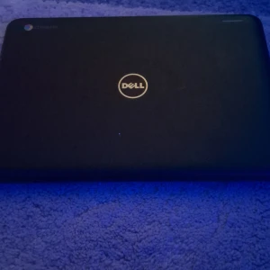 Chrome - Ingen bok syns på bilderna, endast en Dell Chromebook 11 3180 laptop visas. Om du letar efter böcker, vänligen ladda upp bilder på en bok.