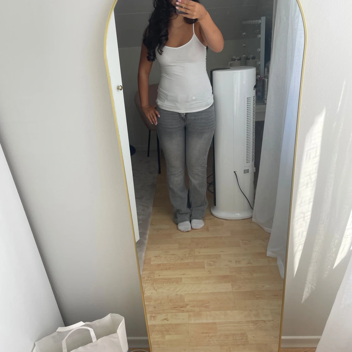 Grå bootcut jeans med slitna kanter