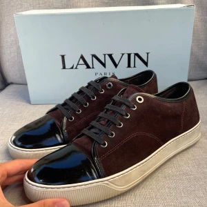 Lanvin skor  - Hej! Säljer nu dessa sjukt snygga Lanvin skor. Skorna är i toppskick! Vi rekommenderar att gå ner en storlek. Har ett begränsat antal boxar och dustbag! Hör gärna av dig vid frågor 