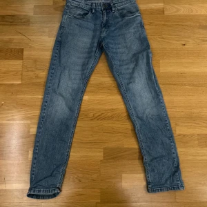 Jeans  - Tjena! Säljer dessa feta jeans pga att dem blivit för små. Dem är sparsamt använda vilket gör att dem är i bra skick. Kan tänka mig att gå ned i pris vid snabb affär. Tveka inte att skriva vid minsta fundering mvh Emil☺️