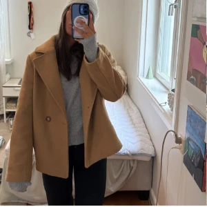 Beige kappa - Beige kappa, perfekt till hösten. Aldrig använd 