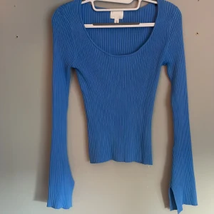 Fitted tröja med vida armar  - Tröjan är i storlek S från H&M. Den är ribbad och sitter tight runt om, den är även bredare vid händerna som extra detalj. Endast använd 1 gång.