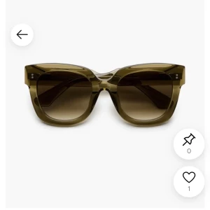 Chimi solglasögon  - Snygga solglasögon med olivgrön, bred och fyrkantig båge. Köptes är i mycket fint skick och har både duk och orginalförpackning kvar!!💓💓💓🙌