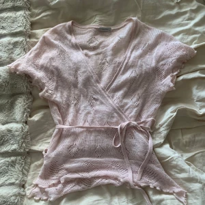 Ljusrosa omlottopp från Noa Noa - Superfin ljusrosa omlottopp från Noa Noa med korta ärmar som kan knytas på flera sätt🤍köpt secondhand men är fortfande i bra skick🤍