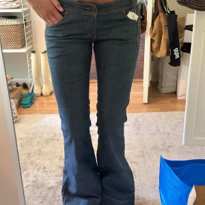 Blå flared jeans från Object - Snygga blå flared jeans från Object med låg midja. Lite längre i benen (jag är 171cm), men går ju alltid att lägga upp! Riktigt snygga och sköna jeans! Aldrig använda, som sprillans nya!