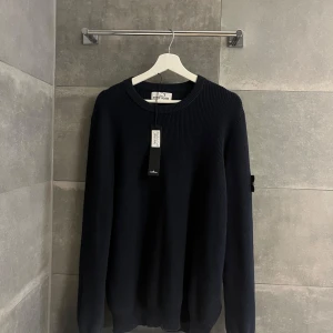 Stickad Stone Island tröja  - Hola 👋🏼• säljer denna nya stickade tröjan från  Stone Island• skick 10/10, ny• storlek M• pris 1650kr, då den kostar runt 3-4 tusen• Priset är ej hugget i sten• Kom pm för fler frågor osv• Caio 👋🏼