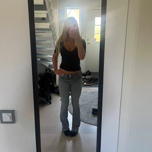 Ljusgrå bootcut jeans från only - Säljer ett par gråa midwaist jeans från only, jag har tagit upp sömmarna där nere så att dem ska bli längre men det gör de bara snyggare enligt mig. Skriv för fler bilder eller frågor 💕