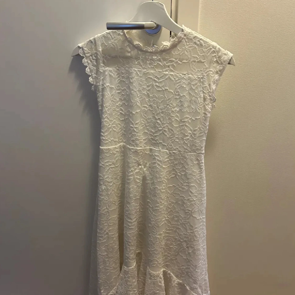 Vit spetsklänning med öppen rygg