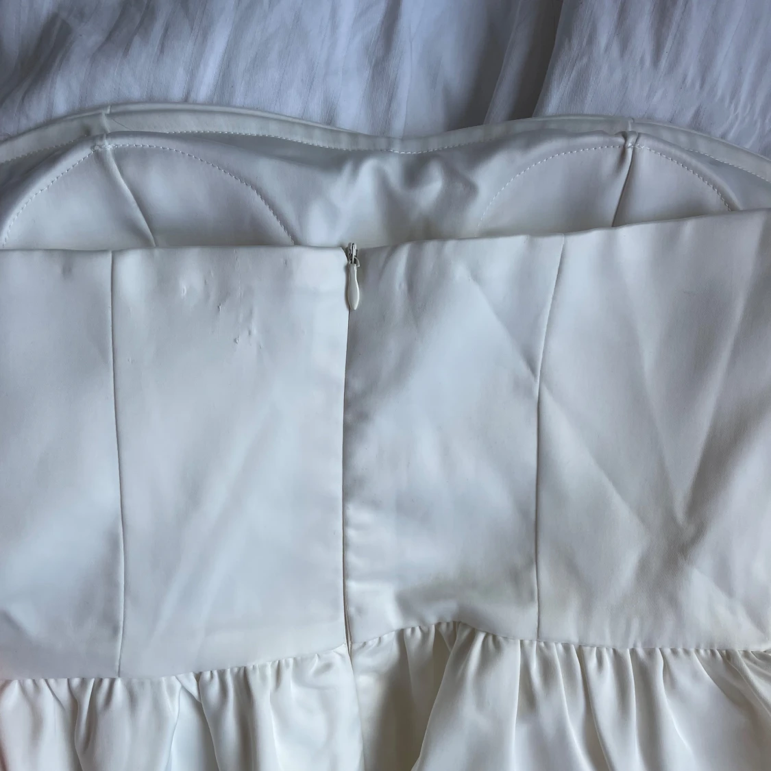 Vit axelbandslös peplum topp - 2