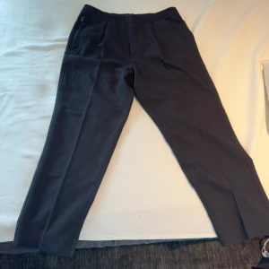 Abercrombie Loose Pleated Pull On Pants - Abercrombie Loose Pleated Pull On Pants. Storlek 32/30. Endast använda en gång. Snabb och smidig affär utlovas.