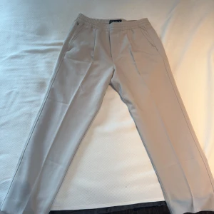 Abercrombie Loose Pleated Pull On Pants - Abercrombie Loose Pleated Pull On Pants. Storlek 32/30. Endast använda 2 gånger. Snabb och smidig affär utlovas.