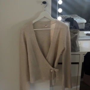 Söt omlottkofta - Jättefin omlottkofta i beige från gina strl 170/xs-s. Så mysig till hösten💕 knappt använd!!