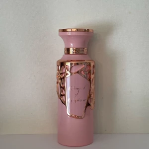 Bouquet of Euphoria edp fragrance world  - 100ml flaska ca 95ml kvar Top notes are Heliotrope and Candied Fruits; middle notes are Gardenia, Jasmine and Sandalwood; base notes are Vanilla, Caramel and Musk.  