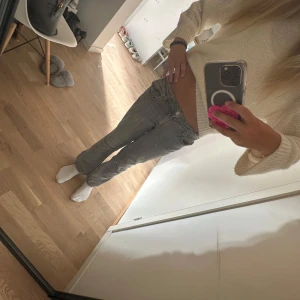 Grå bootcut jeans från Gina Tricot - Säljer ett par grå jeans från Gina Tricot i storlek 146. Modellen har låg midja och bootcut-ben, vilket ger en snygg och avslappnad vibe. Jeansen är tillverkade i klassiskt denim och har fem fickor samt dragkedja och knapp framtill. Dem här jeansen har tyvärr  blivit för små för mig!! 